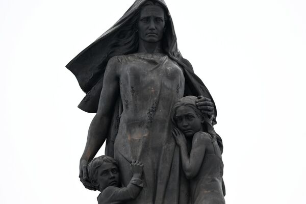 Fragmento del monumento en memoria de los civiles de la URSS — víctimas del genocidio nazi durante la Gran Guerra Patria, en el pueblo de Záitsevo, región rusa de Leningrado. - Sputnik Mundo