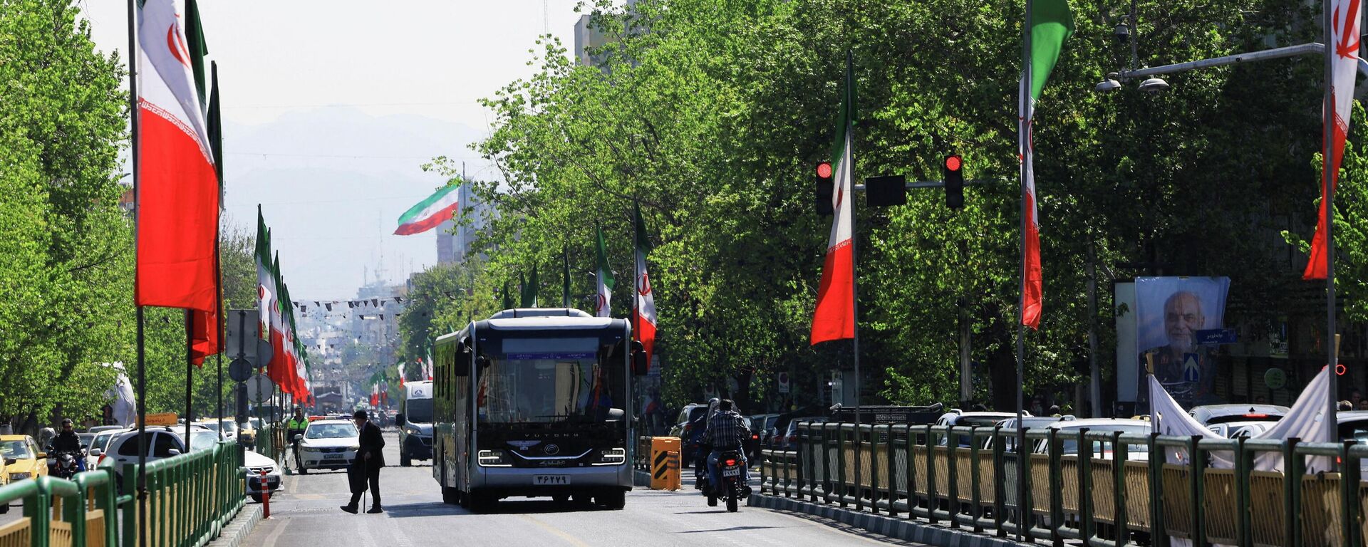 Una calle bordeada de banderas iraníes en Teherán, Irán - Sputnik Mundo, 1920, 19.04.2026