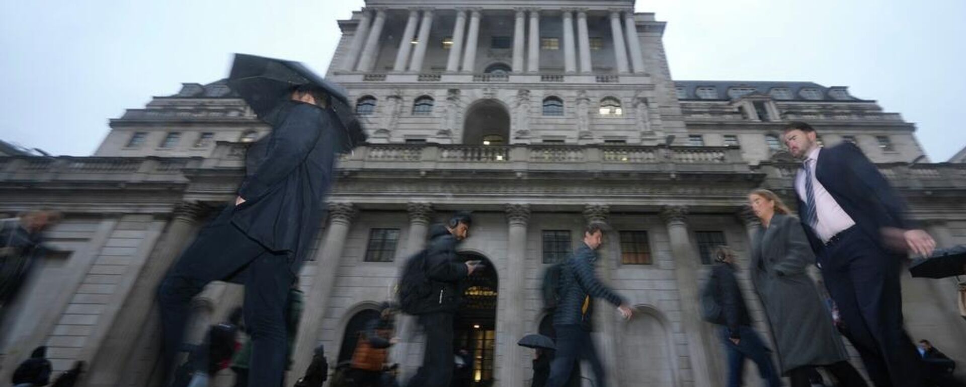 Personas caminando frente al banco de Inglaterra - Sputnik Mundo, 1920, 21.04.2026