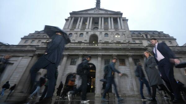 Personas caminando frente al banco de Inglaterra - Sputnik Mundo