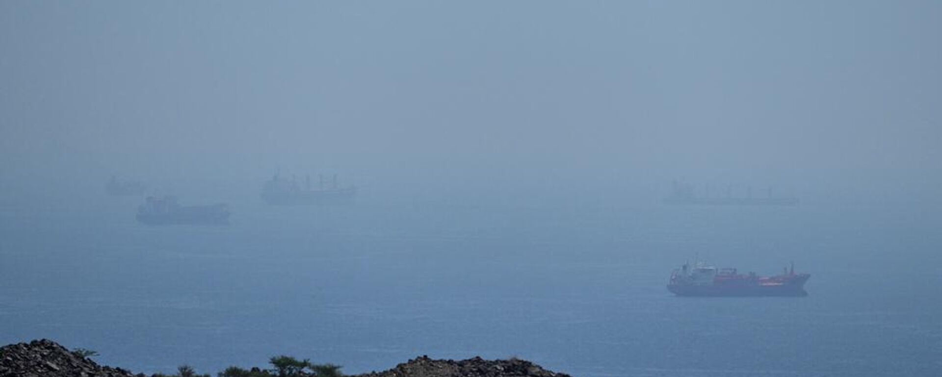 Buques cisterna y graneleros anclados en el estrecho de Ormuz, sábado 18 de abril de 2026 - Sputnik Mundo, 1920, 21.04.2026