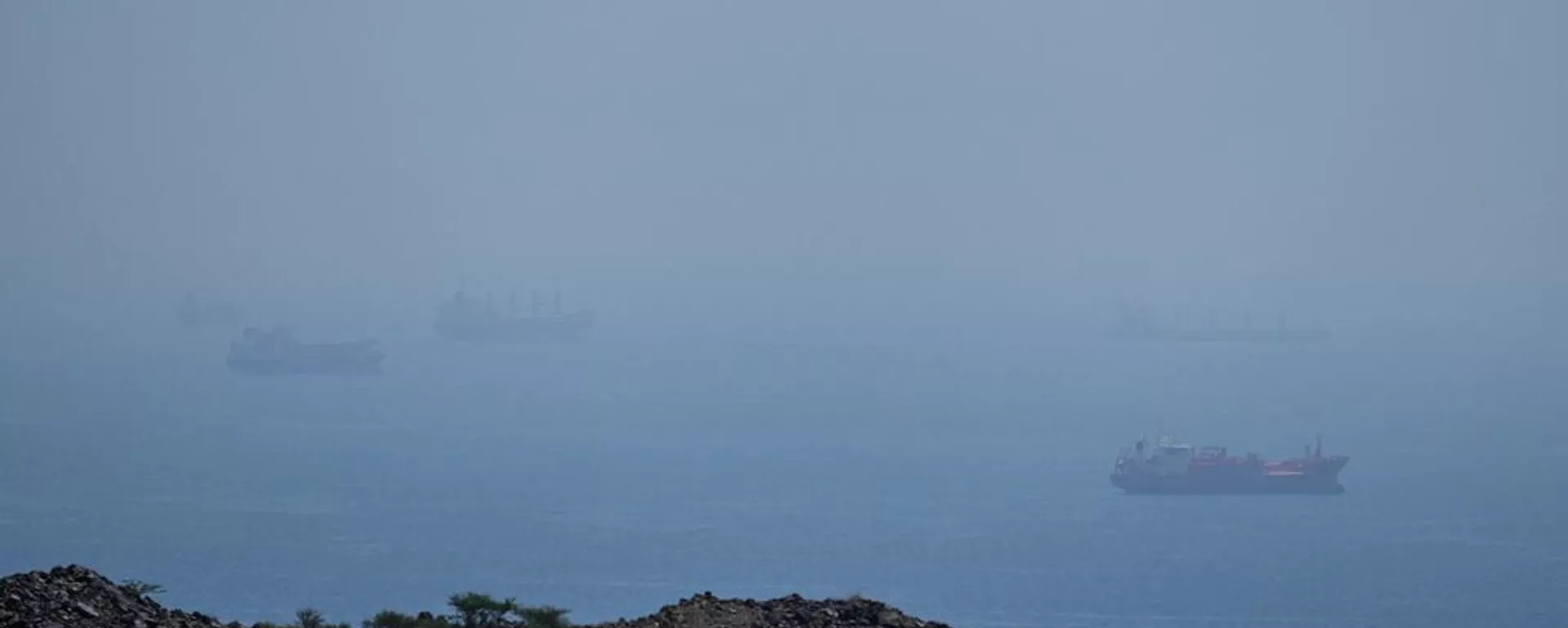 Buques cisterna y graneleros anclados en el estrecho de Ormuz, sábado 18 de abril de 2026 - Sputnik Mundo, 1920, 21.04.2026