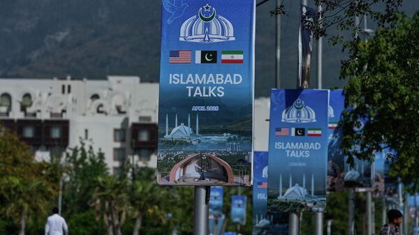 Vallas publicitarias situadas cerca del Hotel Serena, al fondo, antes de la segunda ronda de negociaciones entre Estados Unidos e Irán, en Islamabad. - Sputnik Mundo