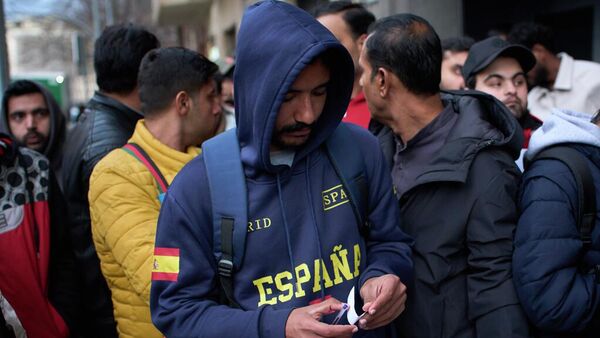 Un ciudadano pakistaní a las afueras del consulado de su país en Barcelona, España - Sputnik Mundo