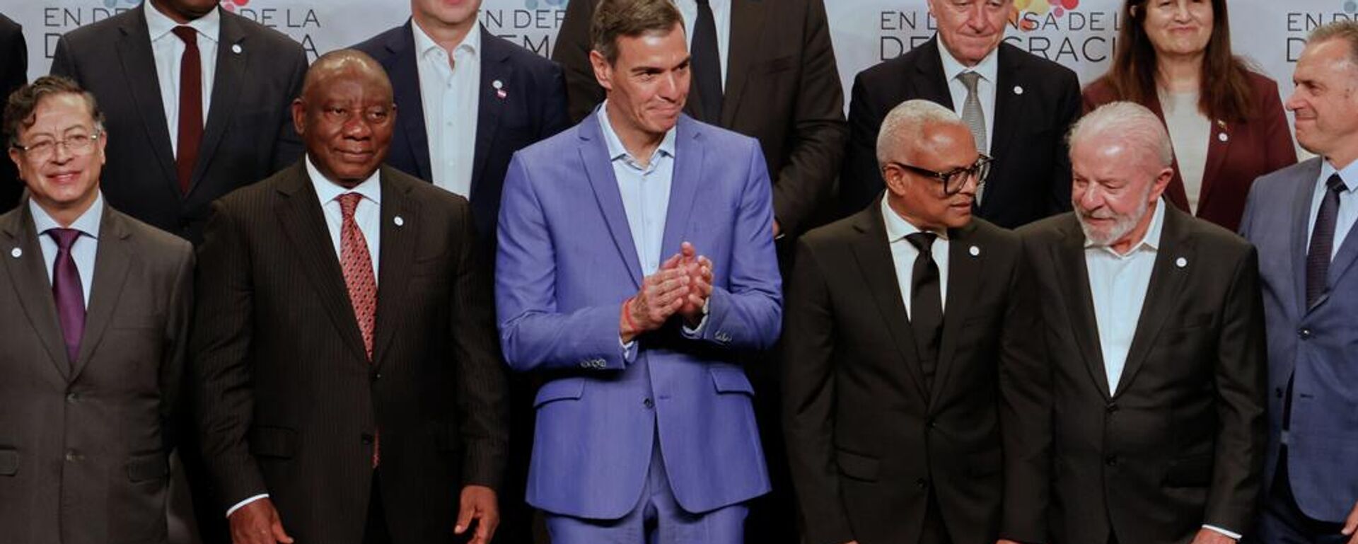 El primer ministro español Pedro Sánchez posa junto a un grupo de jefes de Estado mundiales durante la IV Cumbre En Defensa de la Democracia, el pasado 18 de abril en Barcelona. - Sputnik Mundo, 1920, 23.04.2026