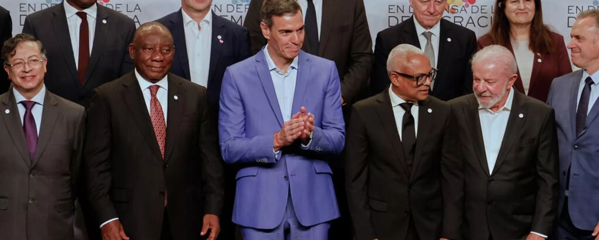 El primer ministro español Pedro Sánchez posa junto a un grupo de jefes de Estado mundiales durante la IV Cumbre En Defensa de la Democracia, el pasado 18 de abril en Barcelona. - Sputnik Mundo, 1920, 23.04.2026