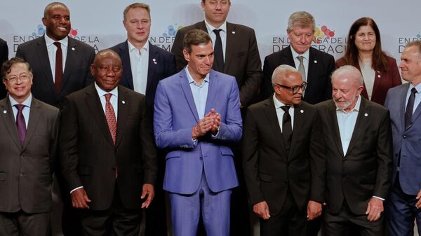 El primer ministro español Pedro Sánchez posa junto a un grupo de jefes de Estado mundiales durante la IV Cumbre En Defensa de la Democracia, el pasado 18 de abril en Barcelona. - Sputnik Mundo