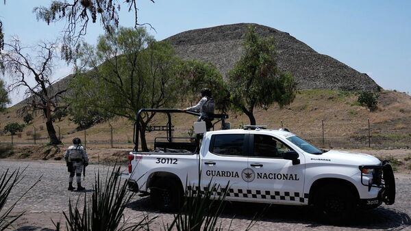 Elementos de seguridad vigilan las pirámides de Teotihuacán - Sputnik Mundo