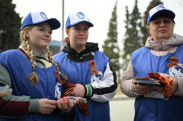 Activistas del movimiento social ruso Voluntarios de la Victoria reparten cintas de San Jorge, en la ciudad de Novosibirsk. - Sputnik Mundo