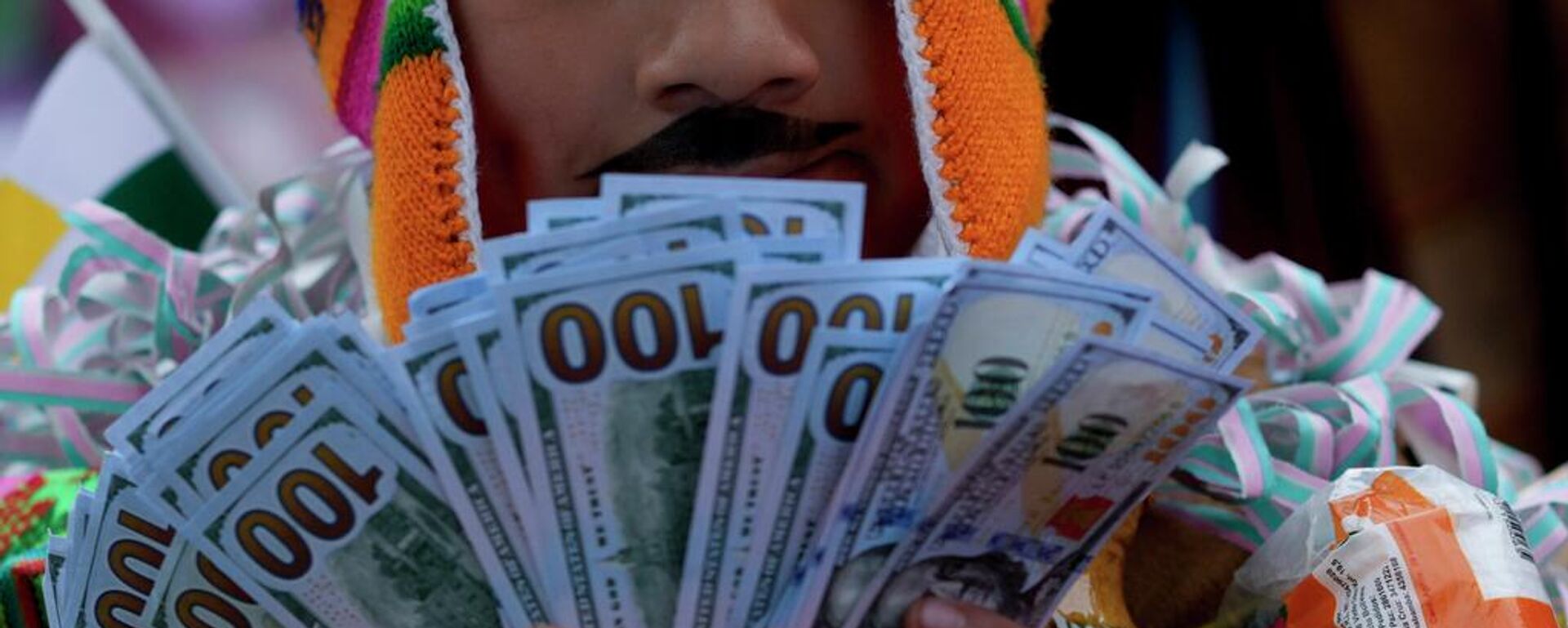 Hombre sosteniendo un fajo de billetes en Bolivia - Sputnik Mundo, 1920, 23.04.2026