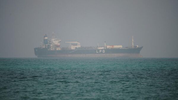Un buque cisterna de GLP navega por aguas al norte del estrecho de Mandeb (Bab el Mandeb) - Sputnik Mundo
