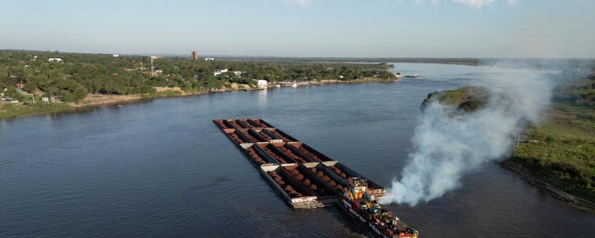 Un remolcador navega por el río Paraguay con barcazas que transportan mineral de hierro - Sputnik Mundo, 1920, 24.04.2026