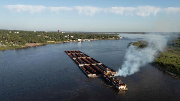 Un remolcador navega por el río Paraguay con barcazas que transportan mineral de hierro - Sputnik Mundo