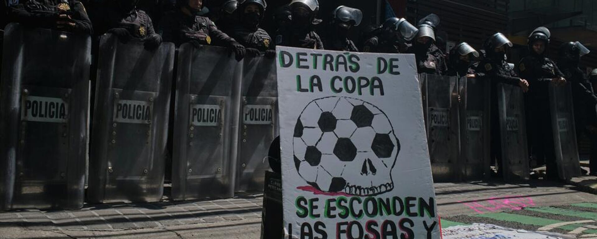Un mensaje de protesta afuera de la Secretaría de Turismo de México, en la capital mexicana, en contra de la Copa del Mundo de la FIFA 2026 - Sputnik Mundo, 1920, 24.04.2026