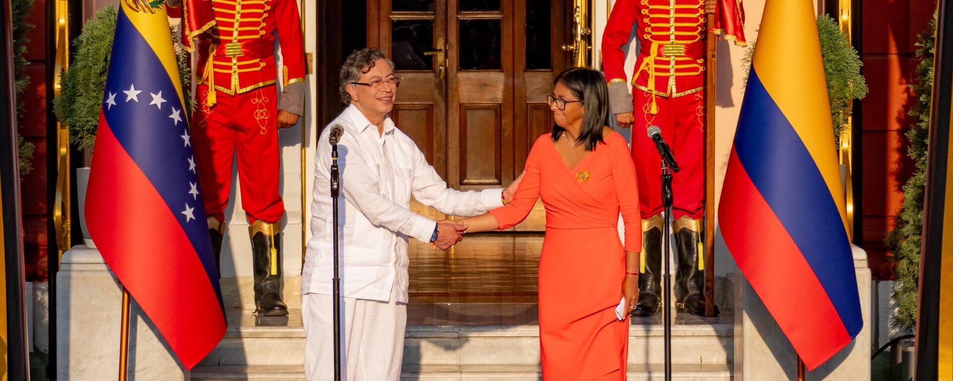 El presidente colombiano Gustavo Petro y la presidenta encargada de Venezuela, Delcy Rodríguez - Sputnik Mundo, 1920, 25.04.2026
