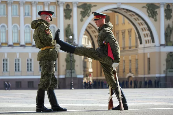 Soldados de la guardia de honor precalientan antes de un ensayo del desfile militar del Día de la Victoria en la Plaza del Palacio en San Petersburgo, Rusia. - Sputnik Mundo