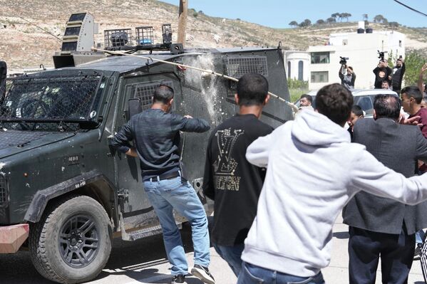 Enfrentamientos entre civiles y la Policía fronteriza israelí durante el funeral de Aws al-Na'san y Jihad Abu Naim en al Mughayyir, Cisjordania. - Sputnik Mundo