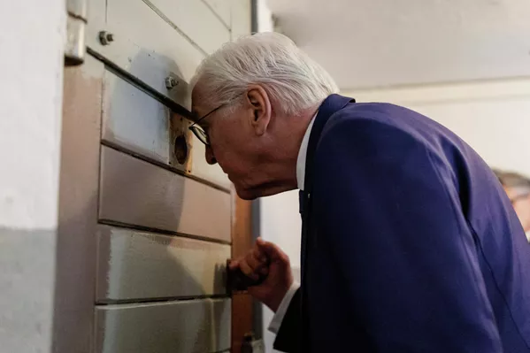 El presidente alemán Frank-Walter Steinmeier observa una celda de detención durante su visita al memorial del antiguo centro cerrado de detención juvenil en Torgau, en el estado federado de Sajonia, Alemania. - Sputnik Mundo