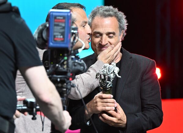 El miembro del jurado principal, el director Javier Rebollo, y el director Daniel Guzmán, galardonado con el premio especial del jurado por la película La deuda, en la ceremonia de clausura del 48.º Festival Internacional de Cine de Moscú. - Sputnik Mundo