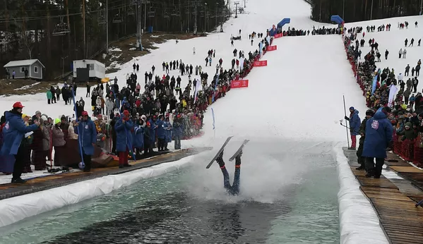 En el festival anual Gornoluzhnik en la ciudad rusa de Krasnoyarsk, participantes con disfraces temáticos intentan cruzar una piscina de 25 metros sobre esquís o snowboards. - Sputnik Mundo