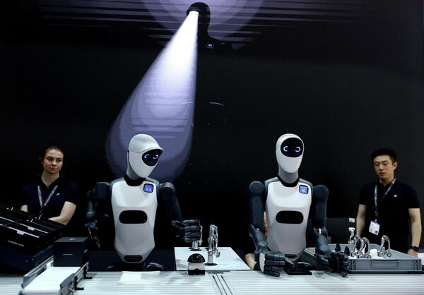 Empleados de Agile Robots atienden el stand de la empresa en la feria industrial Hannover Messe, Alemania. - Sputnik Mundo