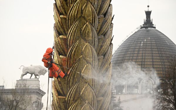 Limpieza de la fuente Espiga Dorada en el parque VDNJ en Moscú, Rusia. - Sputnik Mundo