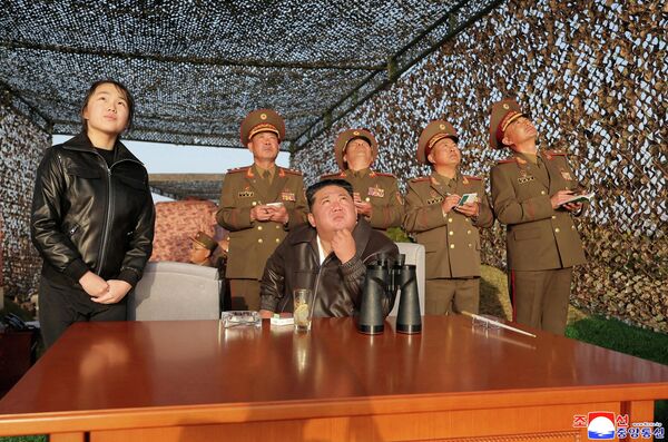 El mandatario norcoreano, Kim Jong-un, junto a su hija Kim Ju-ae, observa las pruebas del misil balístico de corto alcance Hwasong-11LA en una ubicación secreta en Corea del Norte. - Sputnik Mundo