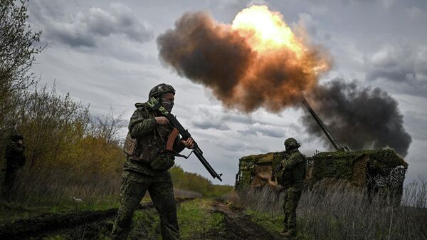 La labor bélica de la tripulación del obús Giatsint-K de la 273.ª Brigada de Artillería, perteneciente a la 34.ª División de Artillería del agrupamiento de Fuerzas Oeste, en la zona de Kúpiansk. - Sputnik Mundo