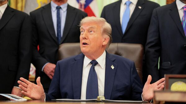 Donald Trump, presidente de EEUU, reacciona durante un evento sobre la asequibilidad de la atención médica en el Despacho Oval de la Casa Blanca en Washington, D.C., EEUU, el 23 de abril de 2026  - Sputnik Mundo