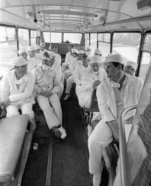 En 1986-1987 se desarrolló la etapa principal de los trabajos: extinción de los incendios, retirada de suelo contaminado, limpieza del territorio, construcción de estructuras protectoras y evacuación de la población.Gracias al heroísmo de los liquidadores, se logró reducir considerablemente las emisiones radiactivas y aislar el reactor destruido, evitando que el accidente se convirtiera en una catástrofe aún mayor.En la foto: Nuevo turno de liquidadores se dirige a trabajar en el cuarto bloque. - Sputnik Mundo