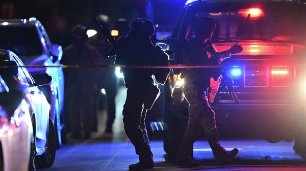 Oficiales de las fuerzas del orden se presentan en una dirección vinculada a Cole Tomas Allen, el sospechoso del tiroteo en la Cena de Corresponsales de la Casa Blanca, en Torrance, California. - Sputnik Mundo