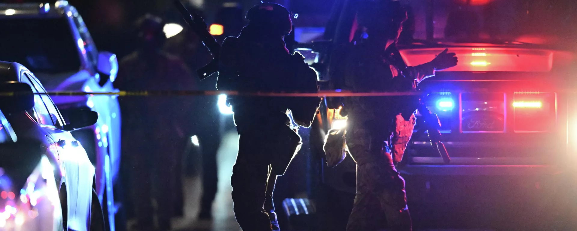 Oficiales de las fuerzas del orden se presentan en una dirección vinculada a Cole Tomas Allen, el sospechoso del tiroteo en la Cena de Corresponsales de la Casa Blanca, en Torrance, California. - Sputnik Mundo, 1920, 26.04.2026