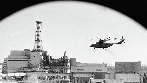 6 de mayo de 1986. Helicópteros descontaminan los edificios en la central nuclear de Chernóbil tras el accidente. Igor Kostin / RIA Novosti - Sputnik Mundo