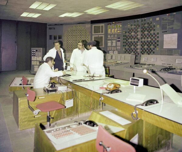 La tragedia empezó como un procedimiento estándar: en el cuarto bloque se realizaba la prueba de marcha inercial del turbogenerador, para comprobar si la turbina podía mantener temporalmente el funcionamiento de las bombas de circulación gracias a su inercia, al cortarse la alimentación externa. La potencia se fue reduciendo y luego se mantuvo en el nivel mínimo.A las 01:23:04 comenzó la fase activa de la prueba.En la foto: Sala de control central del primer bloque de la planta nuclear. - Sputnik Mundo