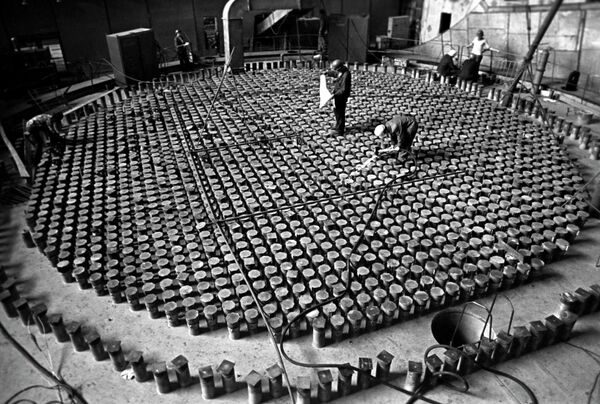 Todo ocurrió en cuestión de instantes: los instrumentos registraron un aumento incontrolable de potencia y, para la 01:23:47, los parámetros de presión y funcionamiento de las bombas cambiaron drásticamente. Fue el momento de la pérdida definitiva de control.En la foto: Montaje del reactor nuclear durante la construcción de la central de Chernóbil, 1975. - Sputnik Mundo