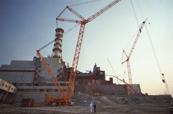 Las tareas más peligrosas eran las realizadas cerca del reactor: la limpieza de los techos de grafito, la remoción de escombros y la extinción de incendios. Donde la maquinaria no resistía, trabajaban las personas, a las que llamaban "biorrobots". Los primeros liquidadores fueron los empleados de la central y los bomberos que llegaron la noche del accidente. Precisamente, entre ellos, se registraron los casos más graves de irradiación aguda.En la foto: Montaje del techo sobre el cuarto bloque averiado. - Sputnik Mundo