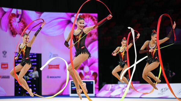 Las atletas que representan a Moscú realizan una rutina con cintas en la final de la competición internacional de gimnasia rítmica Strongest Cup 2025 - Sputnik Mundo