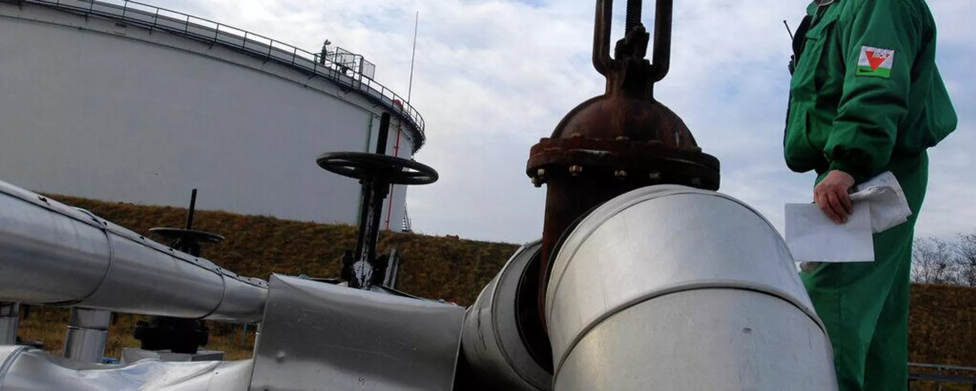 Ingeniero inspecciona la zona de recepción del oleoducto Druzhba en la refinería de petróleo más grande del país, en Százhalombatta, al sur de Budapest, Hungría - Sputnik Mundo, 1920, 26.04.2026