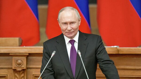 Vladímir Putin, presidente ruso, se reúne con miembros del Consejo de Legisladores de Rusia  - Sputnik Mundo