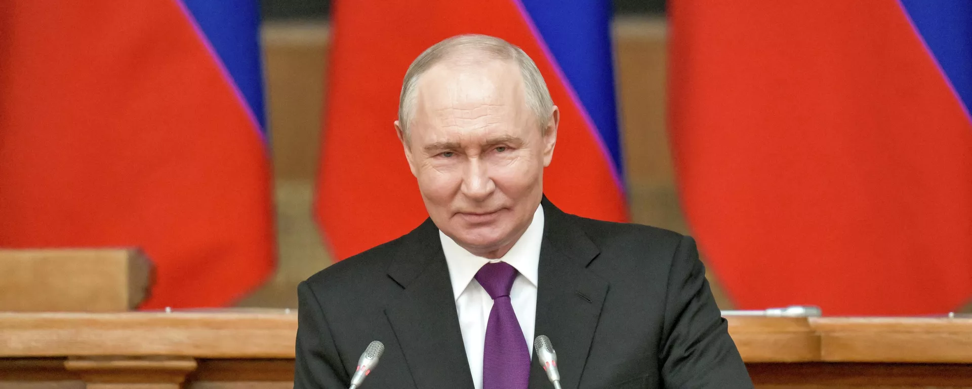 Vladímir Putin, presidente ruso, se reúne con miembros del Consejo de Legisladores de Rusia  - Sputnik Mundo, 1920, 27.04.2026