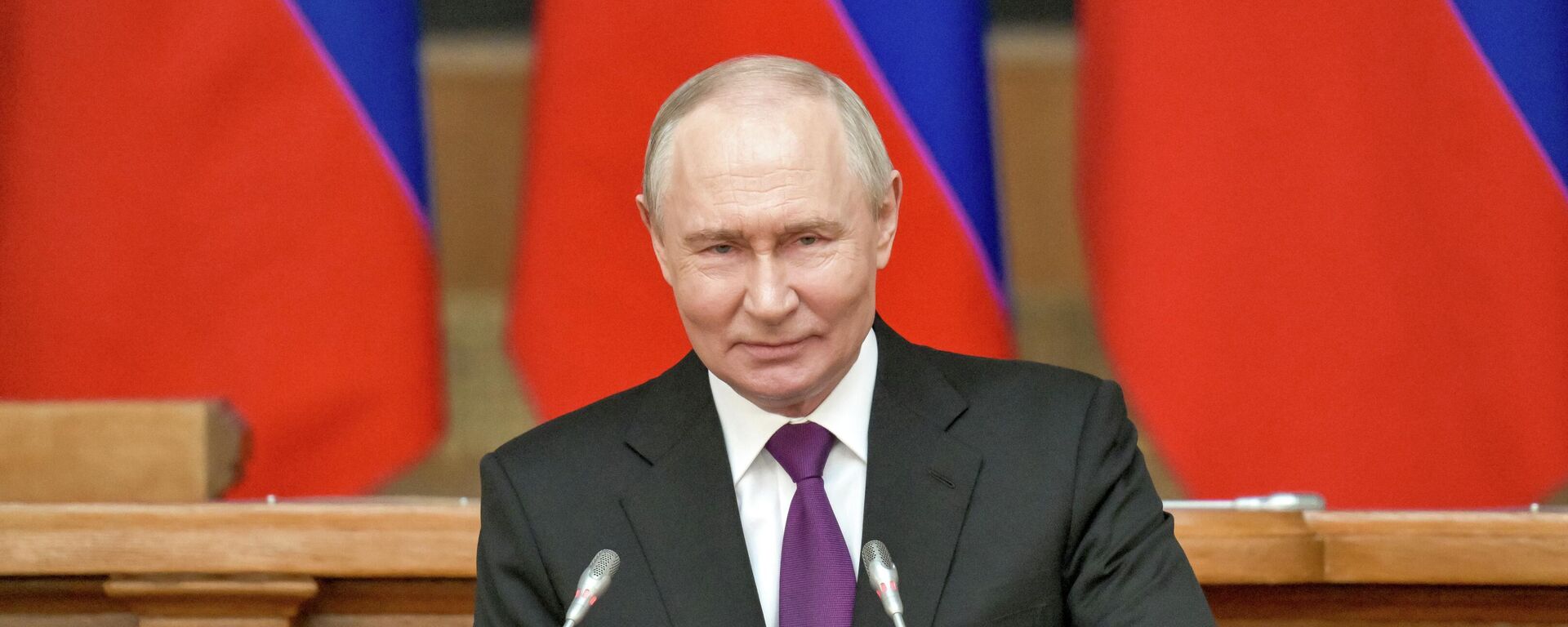 Vladímir Putin, presidente ruso, se reúne con miembros del Consejo de Legisladores de Rusia  - Sputnik Mundo, 1920, 27.04.2026