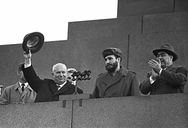 La invitación a la URSS fue un gesto de acercamiento tras la Crisis de los misiles de Cuba: entonces, los dirigentes soviéticos retiraron los misiles de Cuba sin consultar a La Habana, a cambio de que Washington garantizara no agredir a la isla, evitando así una guerra nuclear.En la foto: Nikita Jrushchov, Fidel Castro y Leonid Brézhnev. - Sputnik Mundo