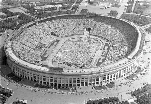 Durante el mitin de la amistad soviético-cubana, la gente no solo ocupaba las tribunas del Estadio Central Lenin, sino que también se colocó en los pasillos y llenó el campo verde.En la foto: La manifestación por la amistad soviético-cubana del 23 de mayo de 1963, dedicada a la visita del líder de la Revolución Cubana a la URSS. - Sputnik Mundo