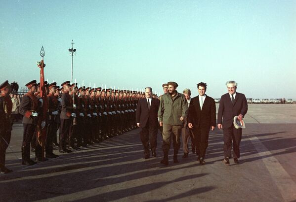 Aún en el aire, Castro envió al entonces dirigente de la Unión Soviética, Nikita Jrushchov, un telegrama de salutación que al día siguiente apareció en las portadas de todos los periódicos soviéticos.En la foto: Nikita Jrushchov, Fidel Castro y el presidente del Presídium del Sóviet Supremo de la URSS, Leonid Brézhnev, en un mitin en la Plaza Roja de Moscú dedicado a la llegada de la delegación cubana a la URSS. - Sputnik Mundo