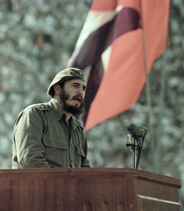 El 23 de mayo, en el Gran Palacio del Kremlin, se firmó el acuerdo conjunto soviético-cubano y el propio Comandante fue condecorado con el título de Héroe de la Unión Soviética.En la foto: Fidel Castro pronunciando un discurso en la manifestación por la amistad entre los pueblos soviético y cubano. - Sputnik Mundo