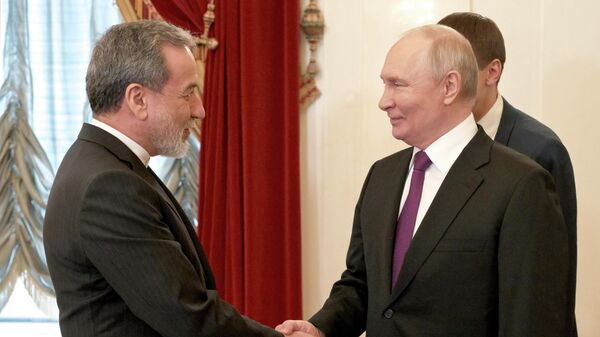 Abás Aragchí, el jefe de la diplomacia iraní, y Vladímir Putin, el presidente de Rusia - Sputnik Mundo