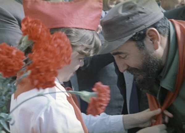Incluso décadas después de la disolución de la URSS, Fidel Castro recordaba con cariño al pueblo ruso. Los rusos, a su vez, siempre le profesaron un sincero afecto y respeto, y continúan honrando su memoria.En la foto: El primer ministro del Gobierno Revolucionario cubano en Taskent, RSS de Uzbekistán. - Sputnik Mundo