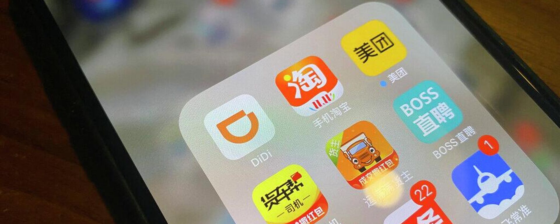 La aplicación de transporte compartido Didi se ve junto a otras aplicaciones chinas en un teléfono en Pekín el lunes 5 de julio de 2021, luego de que las acciones de Didi Global Inc., la mayor aplicación de transporte compartido del país, comenzaran a cotizar en Nueva York. - Sputnik Mundo, 1920, 28.04.2026