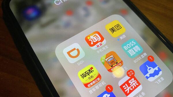 La aplicación de transporte compartido Didi se ve junto a otras aplicaciones chinas en un teléfono en Pekín el lunes 5 de julio de 2021, luego de que las acciones de Didi Global Inc., la mayor aplicación de transporte compartido del país, comenzaran a cotizar en Nueva York. - Sputnik Mundo