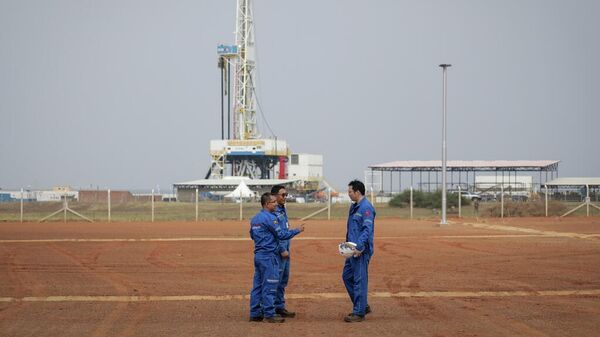 Trabajadores de la Corporación Nacional de Petróleo Marino de China (CNOOC) - Sputnik Mundo
